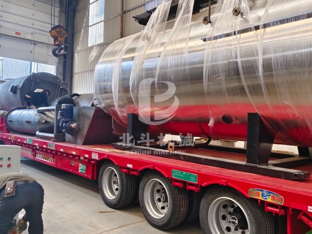 綠色制炭設(shè)備啟程倒計時!環(huán)保炭化機(jī)裝車中